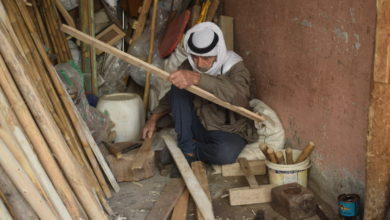 صورة “أبو ستار”.. آخر صانع للأدوات الفلاحية في ميسان