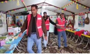 اول معرض للرسام عامر داخل مخيم الهول السوري