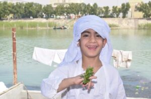 طفل مندائي يضع خاتم الياس بأصبعه